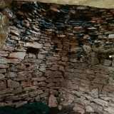 L�interno � in genere costituito da un�unica stanza chiusa da una volta a cupola